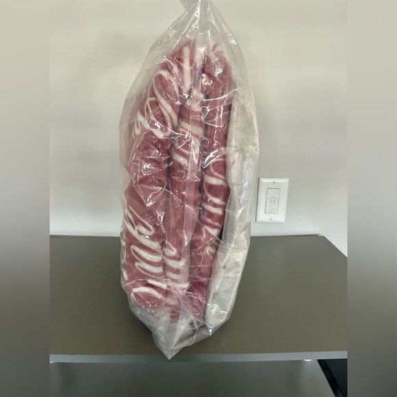 Victoria's Secret Begonia Pink Sherpa Blanket & Faux Shearling Tote Set - NEW - Picture 5 of 7